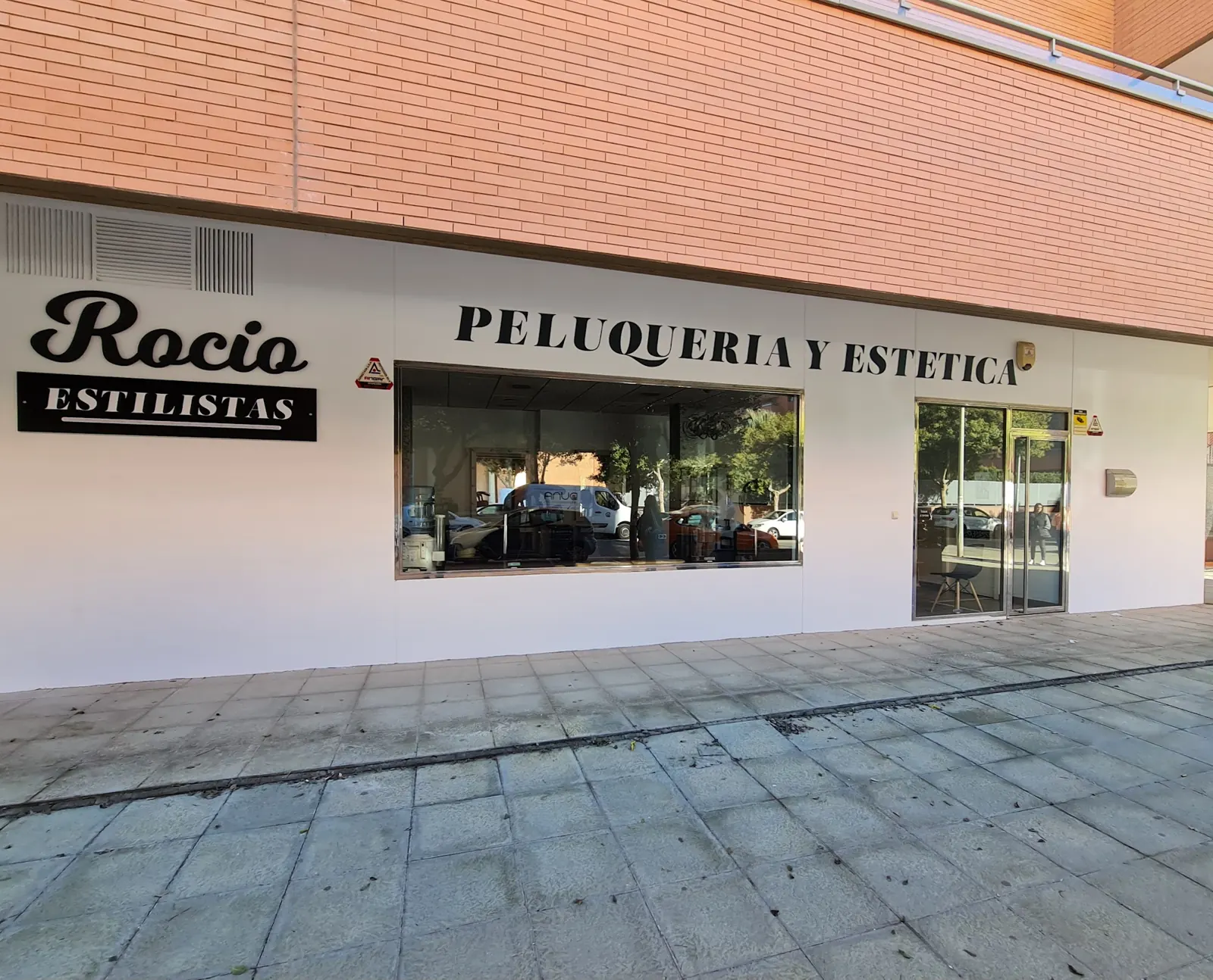 Fachada del salón con el cartel de Rocío Estilistas, peluquería y estética